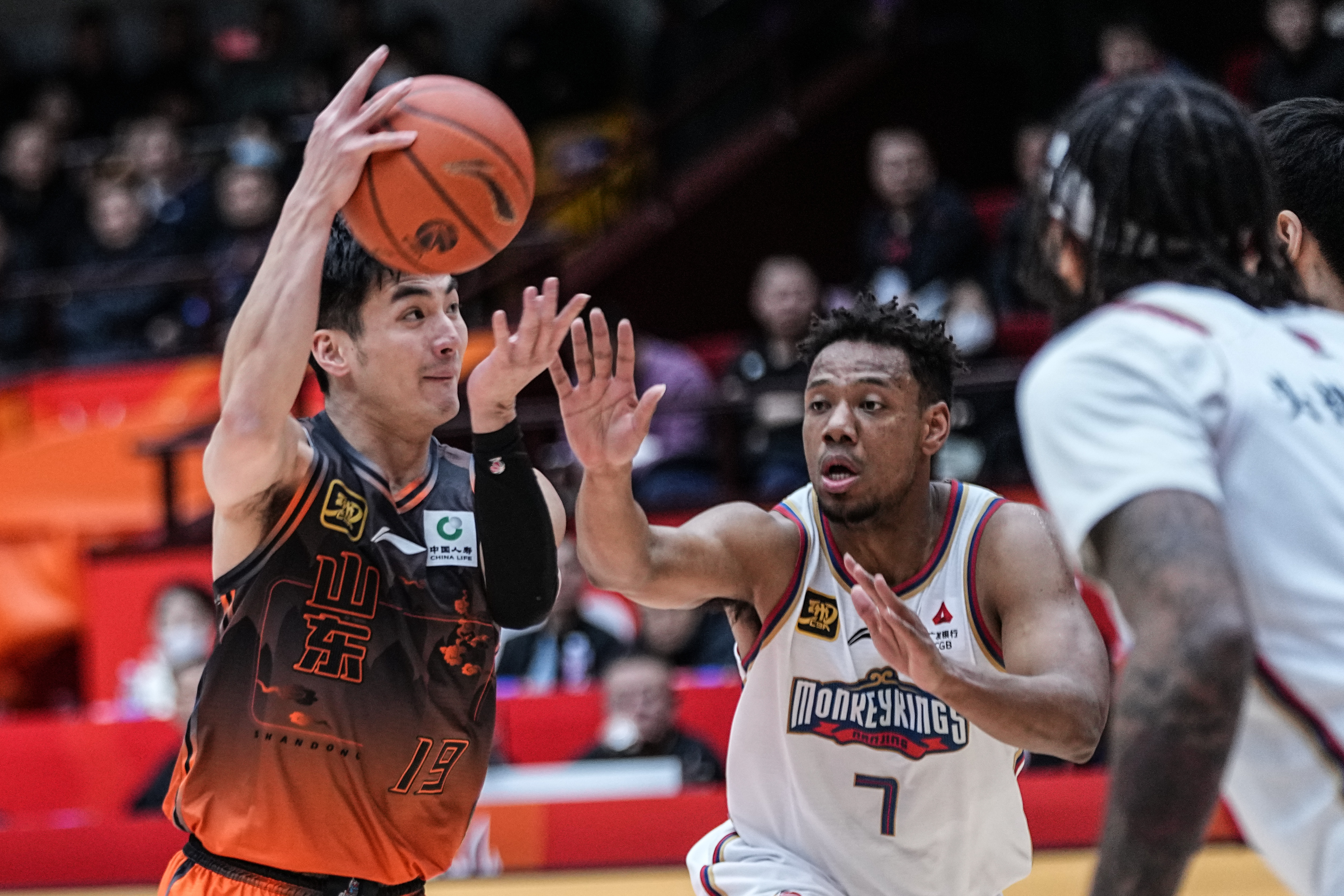 山东男篮训练开放日，冲刺阶段临场应变引欢呼，NBA常规赛在即，训练强度明显提升的简单介绍