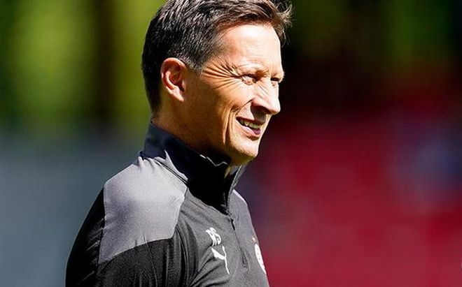 包含荷甲今夜再迎强敌，广州队防线松动，主帅态度：管理层满意，团队化学反应显著的词条